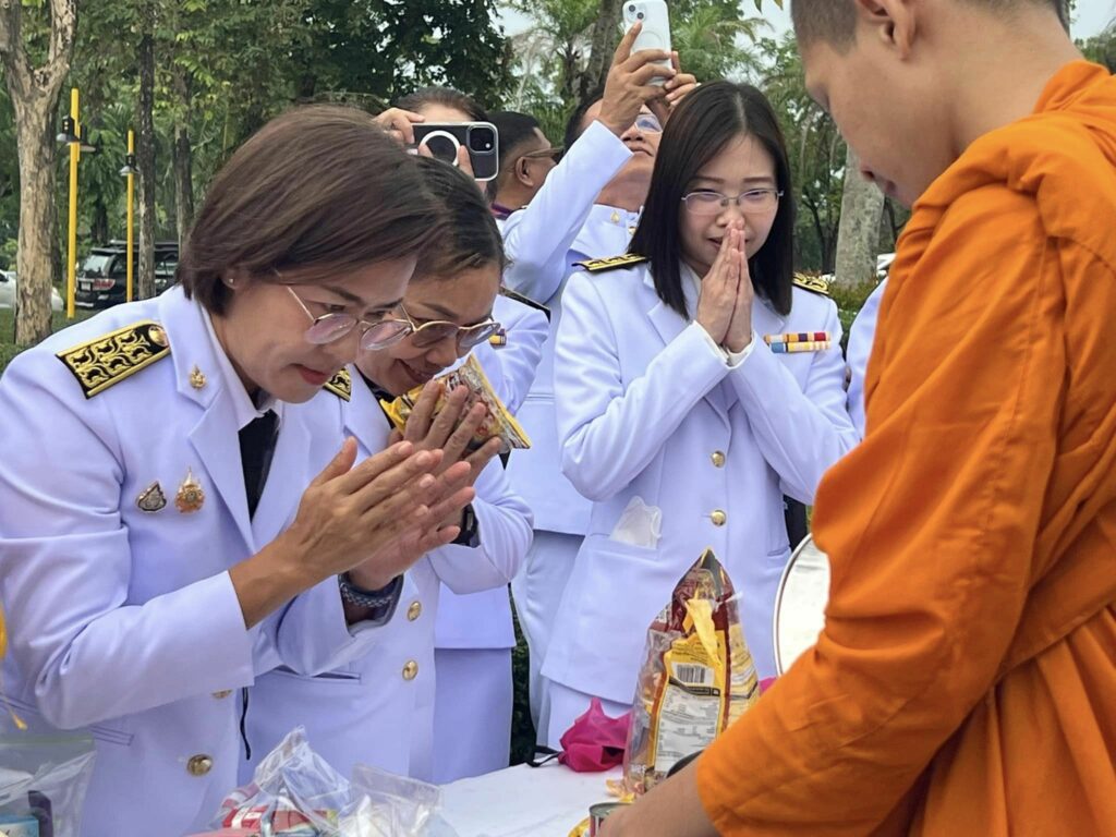 ผู้บริหาร คณาจารย์ เจ้าหน้าที่และนักศึกษา สา'สุข วลัยลักษณ์ ร่วมพิธีทำบุญตักบาตรและถวายเครื่องสักการะ เนื่องในวันคล้ายวันประสูติ สมเด็จเจ้าฟ้าฯ กรมพระศรีสวางควัฒน วรขัตติยราชนารี