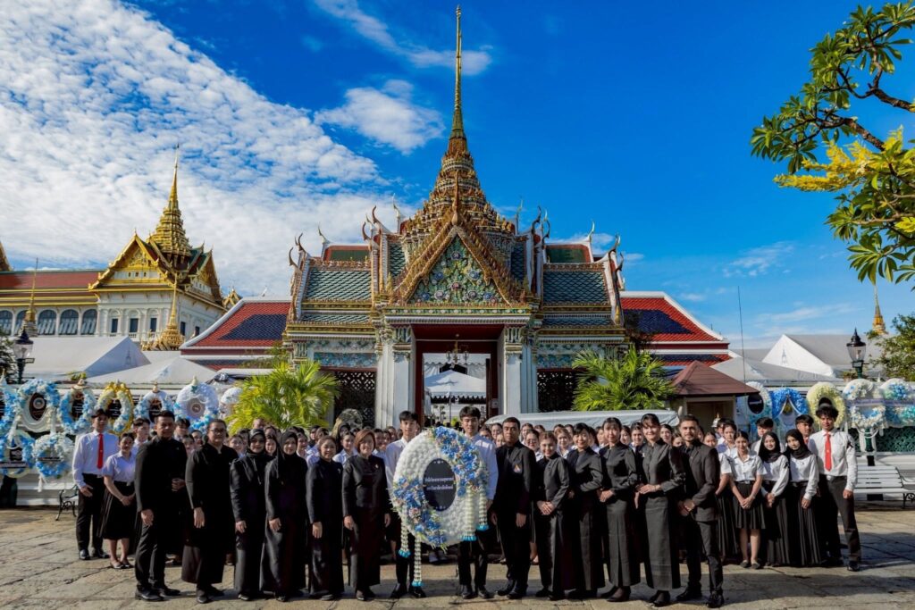 คณบดี คณาจารย์ และนักศึกษา PHWU เข้ากราบถวายบังคมพระบรมศพสมเด็จพระพันปีหลวง น้อมรำลึกในพระมหากรุณาธิคุณ