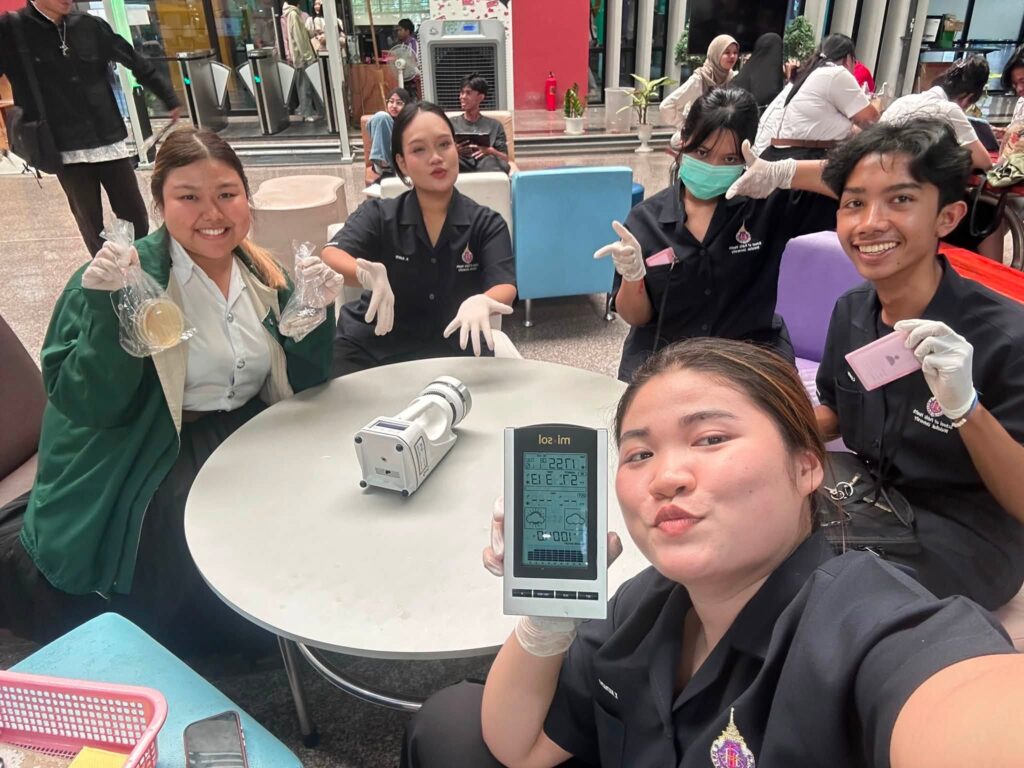 นักศึกษาอนามัยสิ่งแวดล้อมฯ เรียนรู้การเก็บตัวอย่างจุลินทรีย์ในอากาศจากพื้นที่จริง