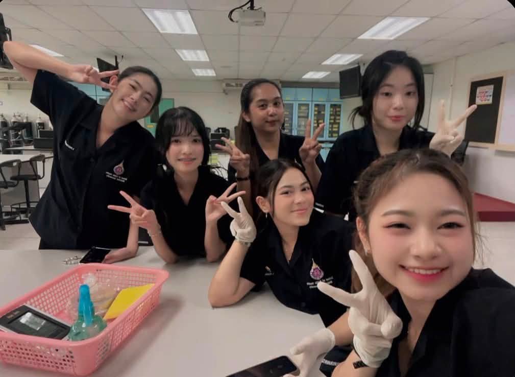 นักศึกษาอนามัยสิ่งแวดล้อมฯ เรียนรู้การเก็บตัวอย่างจุลินทรีย์ในอากาศจากพื้นที่จริง